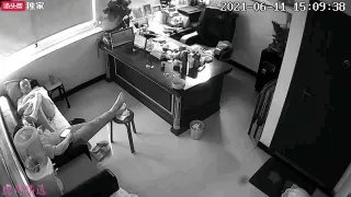监控破解食堂大姐沦为乡镇领导的玩物，办公室秘密做恶心的勾当